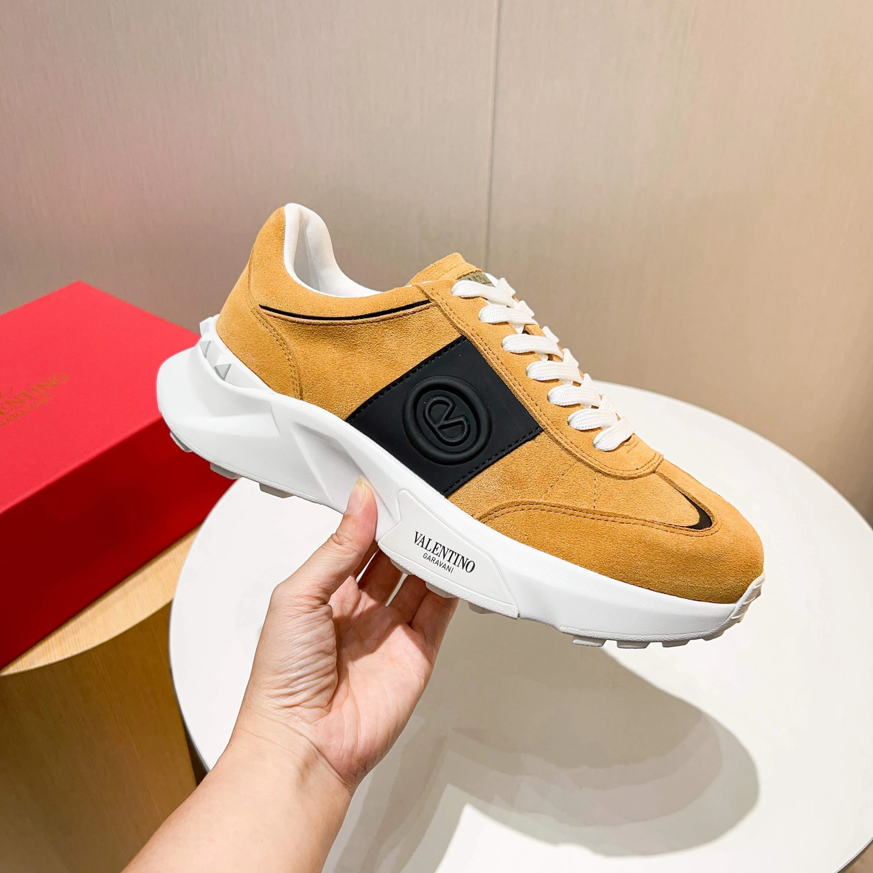 Ex-factory price: 520💰𝙑𝙖𝙡𝙚𝙣𝙩𝙞𝙣𝙤/Valentino𝙑𝙏 The latest official website main model in early autumn Classic continuation💯Making goods all year round🎁Wannian classic series sports and casual shoes💥, a must-have trendy item all year round🏆Many stars and Internet celebrities have performed it🔥 The original version is developed one to one, perfect last shape, VT iconic logo, logo printing on tongue and upper, original full set of packaging, full oil edge on the upper, T men's men's shoes💰u ultra-light combination outsole Comfortable on the feet, not squeezing the feet, fabric/first layer of cowhide. Lining/cow lining💕 Standard size: 38-44 (45 can be ordered)